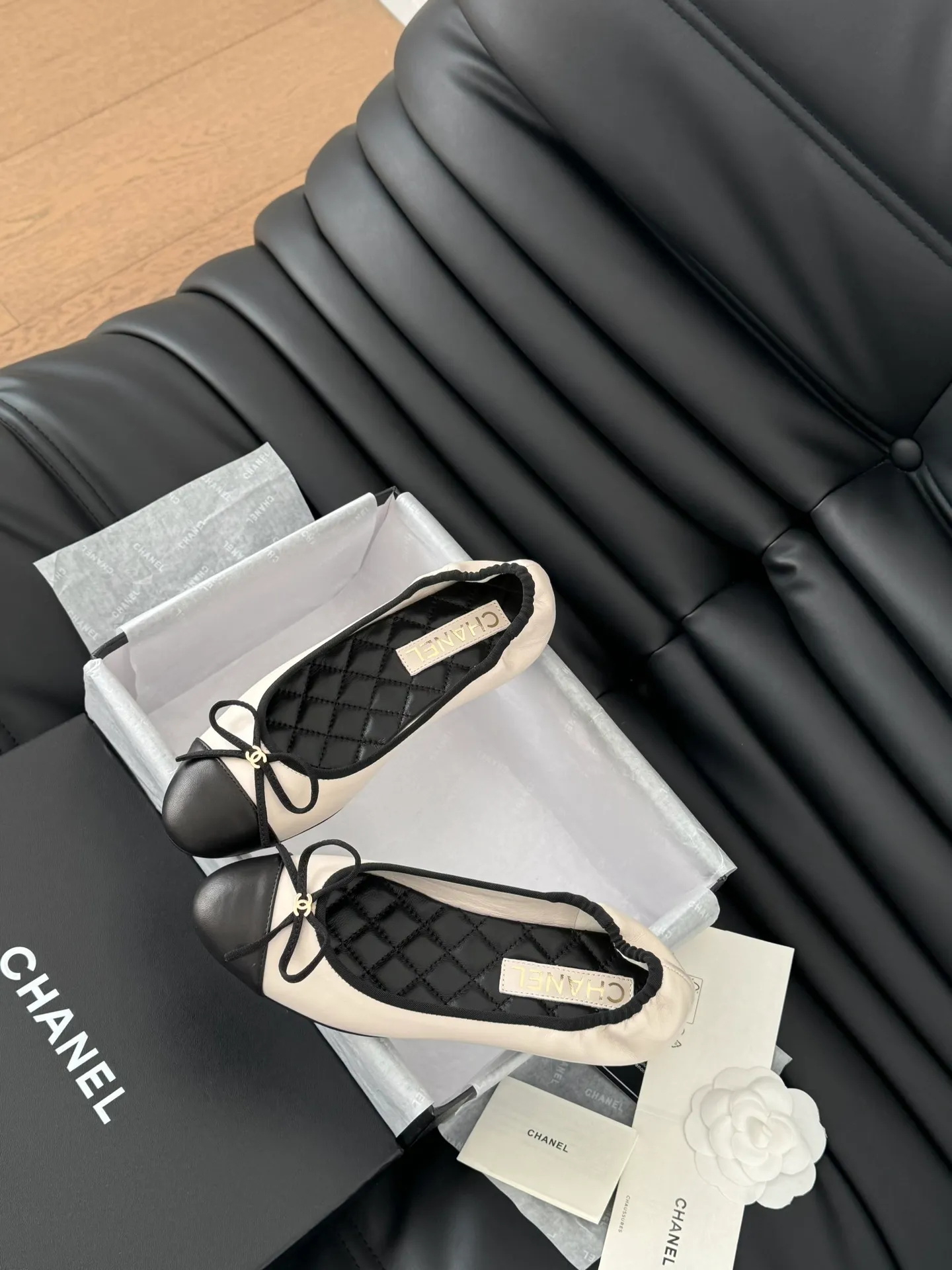 👟👟Ex-factory price 520👟👟 Chanel Xiaoxiang 25C new bow shoe series, original 1:1 replica, a classic among classics. It is perfect whether paired with trousers or skirts. The small round toe design is very good at modifying the foot shape. A must-have for little fairies! The upper is made of imported lambskin, the lining is made of top-grade mixed sheepskin, and the outsole is imported Italian cowhide. Size: 35-39 (40/41/42/43 customized)